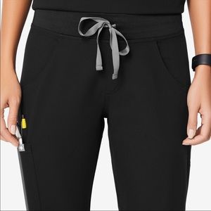 FIGS. Black Kade - XS Petite Cargo Scrub Pants